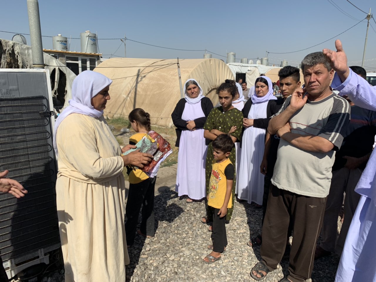 اندلعت النيران في مخيم شامشكو، الذي اُنشئ عام 2015، ويقطن فيه نحو خمسة آلاف من النازحين الايزيديين ومعظمهم من سنجار